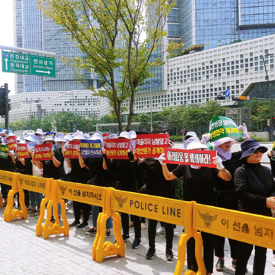 아리따움 가맹점주들이 서울 용산 아모레퍼시픽 본사 사옥 앞에서 시위를 벌이고 있다. <김아름 기자